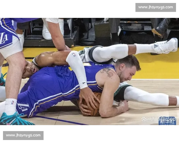 热火对阵湖人G1引爆微博话题球星对决与战术博弈成焦点全场复盘